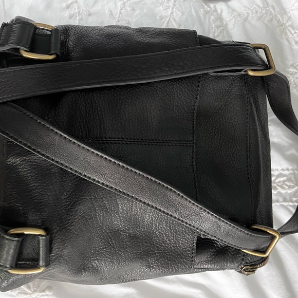 Fat Face Black Leather Bag  2 in 1 Rucksack/Cross Body Backpack - Picture 3 of 8